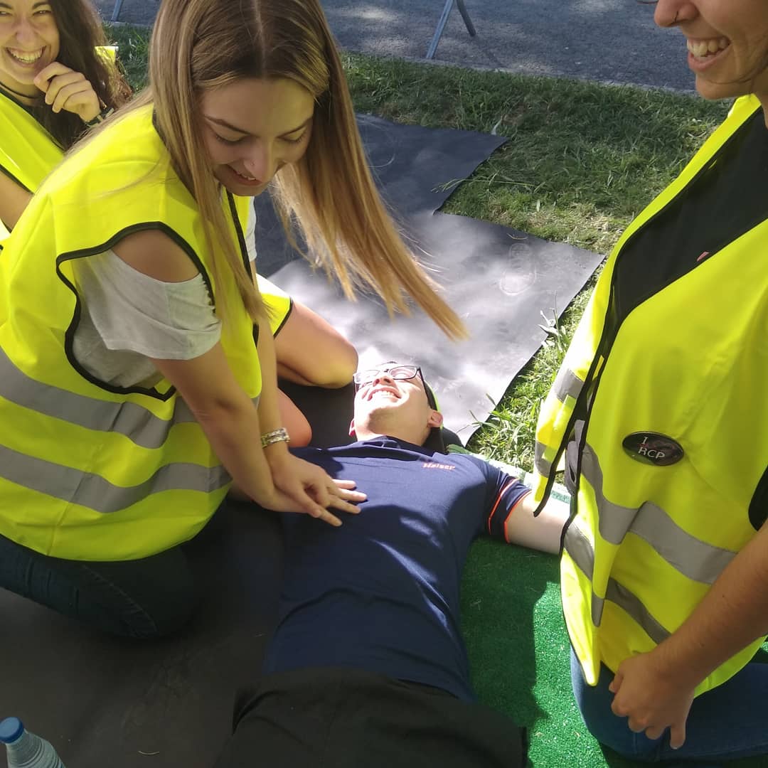 SomosEqUES's tweet photo. Hemos estado colaborando en el Día del Deporte enseñando Primeros Auxilios a todxs, haciendo un simulacro improvisado y disfrutando un rato!! 
🌟Equipazoooooo EqÜES🌟 https://t.co/0QhoMJpHof