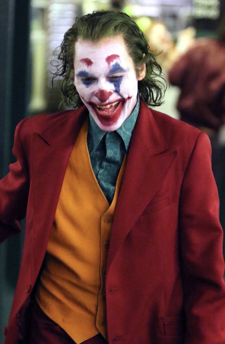 _DCWorld's tweet image. We would love to now hear your opinions on Jaoquin Phoenix on set as the Joker in the new images and video That arrived last night?