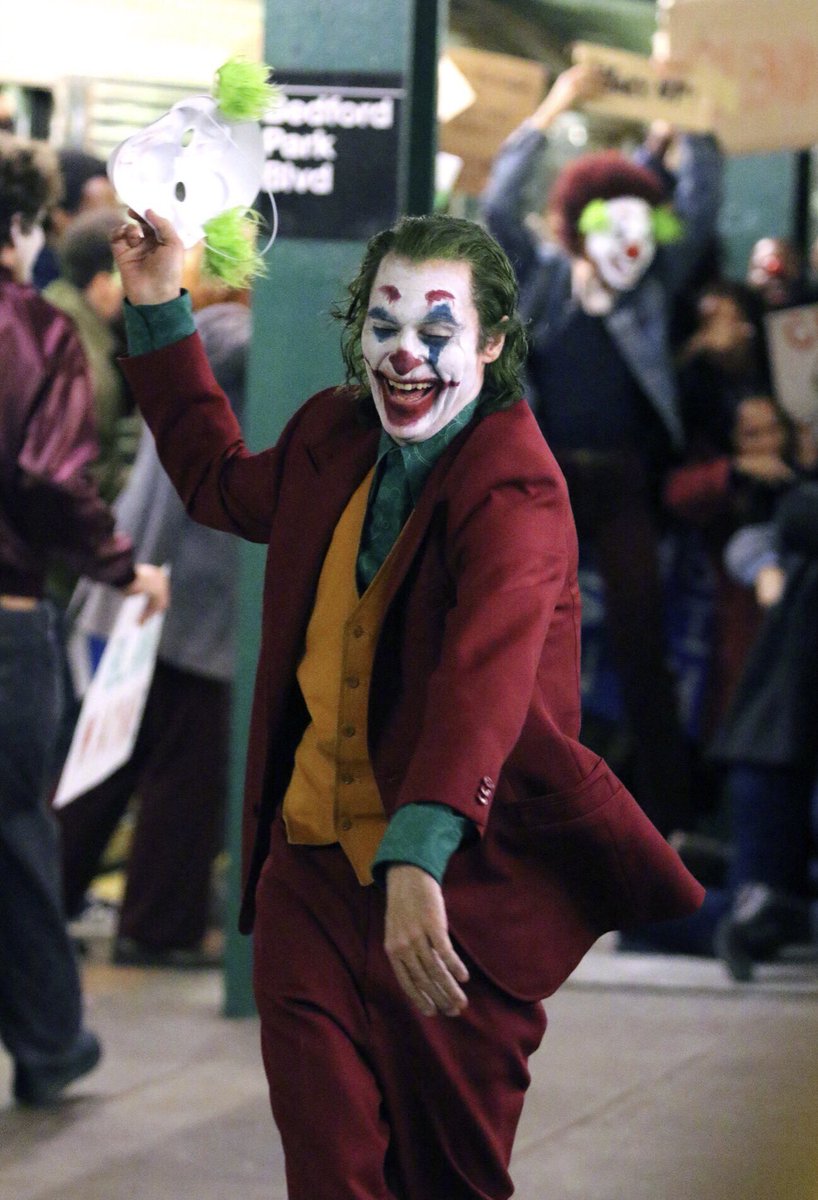 _DCWorld's tweet image. We would love to now hear your opinions on Jaoquin Phoenix on set as the Joker in the new images and video That arrived last night?
