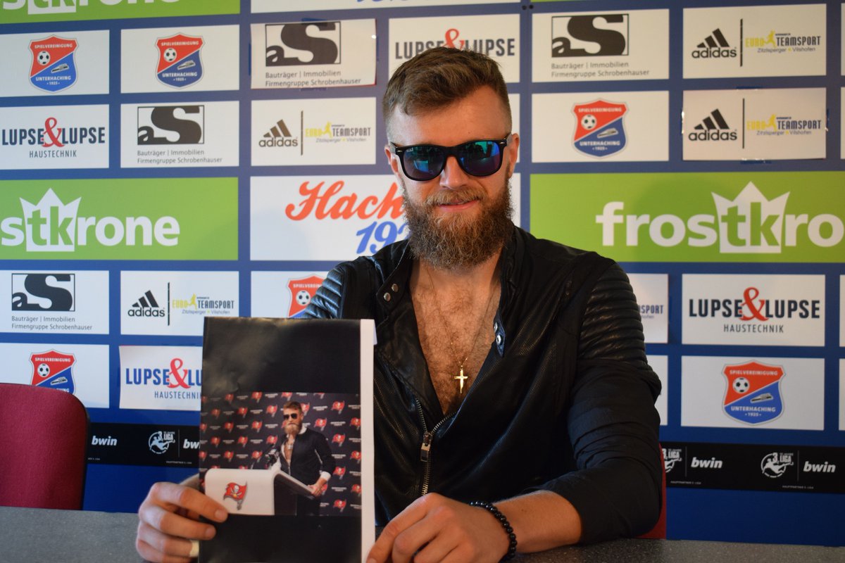 SpVgg Unterhaching (@haching1925) on Twitter photo Auch der <a href="/NFL/">NFL</a> um #Fitzpatrick und den <a href="/Buccaneers/">Tampa Bay Buccaneers</a> ist der Teamerfolg der Hachinger nicht verborgen geblieben.... #Hainmagic #Fitzmagic #Doppelgänger <a href="/Icke41/">Icke Dommisch</a> #ranNFL <a href="/EsumePatrick/">Patrick Esume</a>
Die #Pressekonferenz von Stephan Hain im Video gibt es hier -> facebook.com/spvggunterhach… Auch der <a href="/NFL/">NFL</a> um #Fitzpatrick und den <a href="/Buccaneers/">Tampa Bay Buccaneers</a> ist der Teamerfolg der Hachinger nicht verborgen geblieben.... #Hainmagic #Fitzmagic #Doppelgänger <a href="/Icke41/">Icke Dommisch</a> #ranNFL <a href="/EsumePatrick/">Patrick Esume</a>
Die #Pressekonferenz von Stephan Hain im Video gibt es hier -> facebook.com/spvggunterhach…