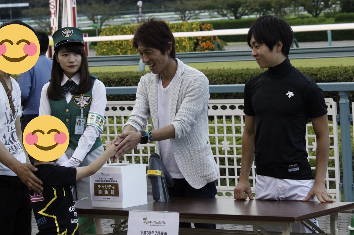 wadabot2's tweet photo. チャリティ募金で和田さんと握手できました！！
#ジョッキーフェスティバル
#阪神競馬場 https://t.co/j9xa8z2IbP