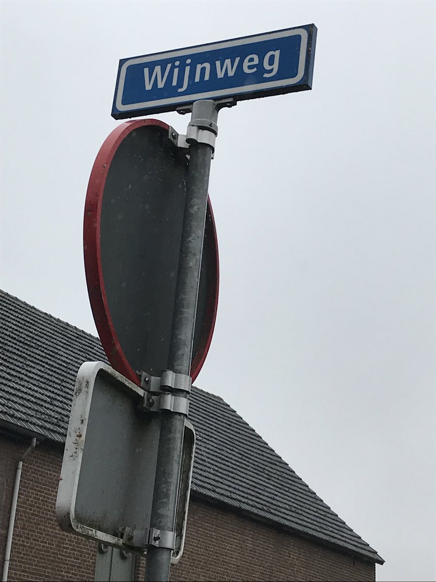 Martin1960's tweet photo. Mooie match tussen straatnaam en agricultuur in #Ingber 😉🚴‍♀️🌧 https://t.co/vRnFe8XNPg