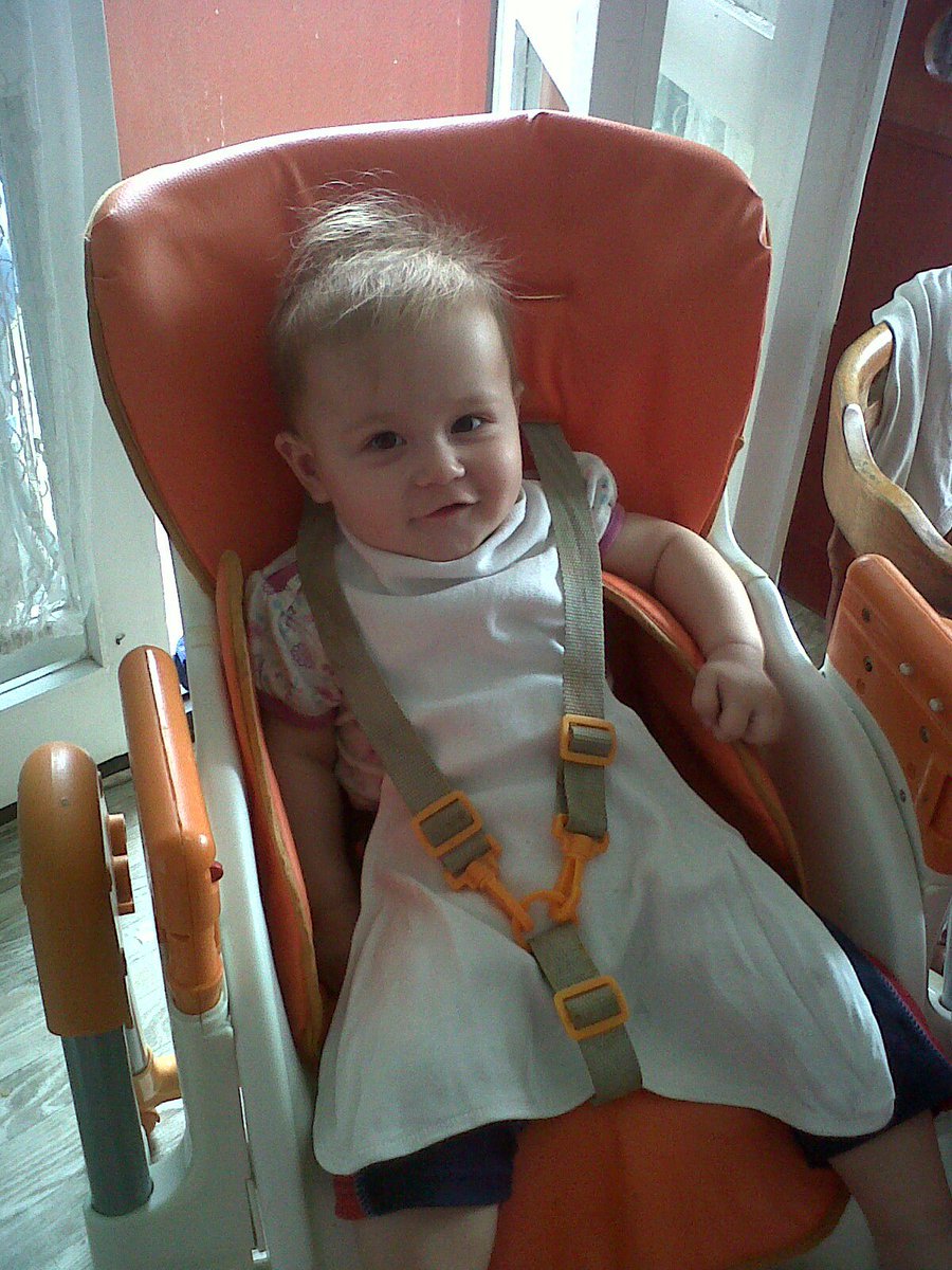 MissVolven's tweet photo. Verovatno su se mnogi roditelji pre mene ovog setili, ali da podelim: svedske pelene pokazuju se kao najbolje portikle! 😊 Tie nappy works sooo well as a bib! #parentinghacks #parenting #babies https://t.co/GAYlPViU3Y