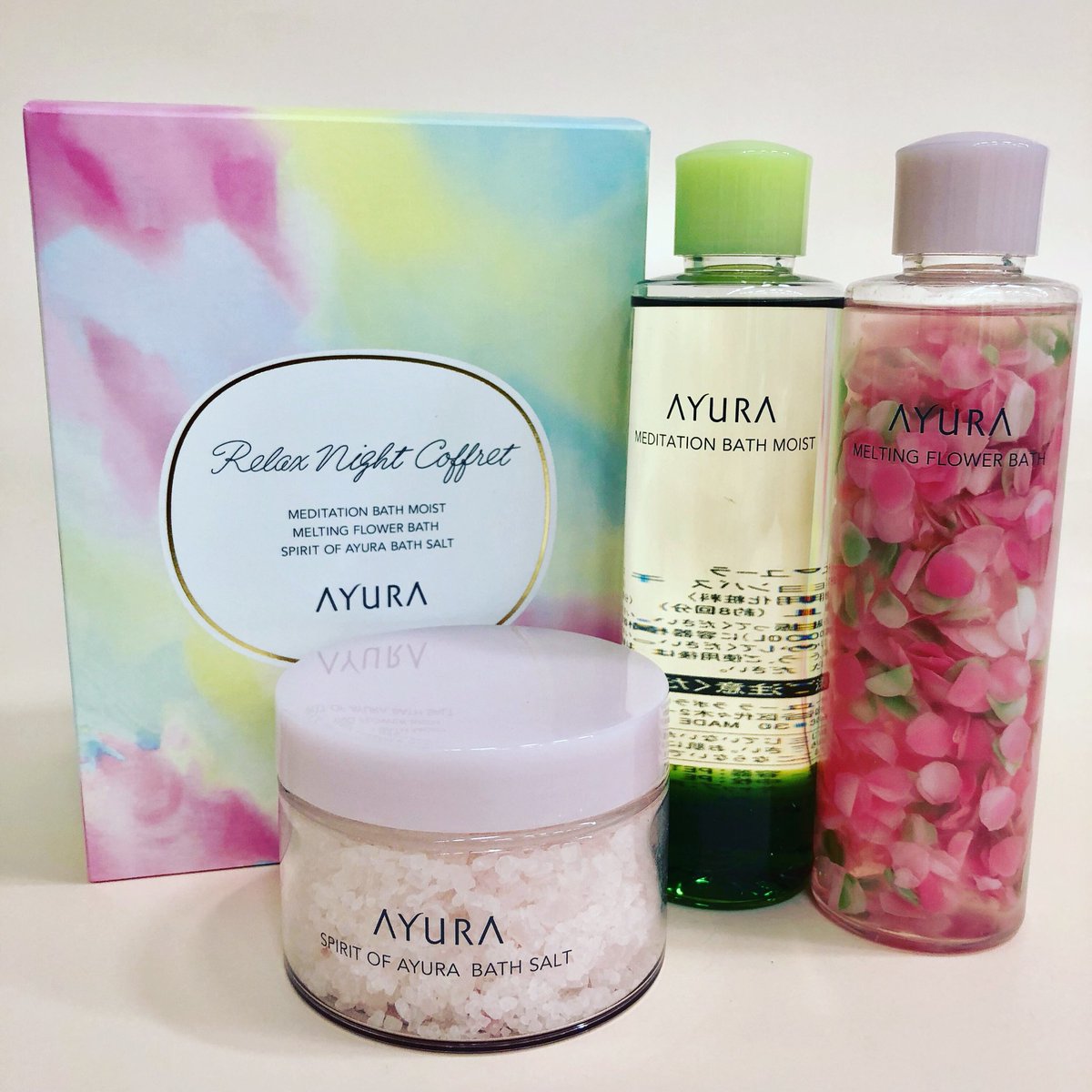 Voce ヴォーチェ 公式 アユーラ の クリスマスコフレ 11 1に限定発売されるのが こちら アユーラ リラックスナイトコフレ 5500 アユーラ メディテーションバス モイスト 0ml みんな大好き あの メディテーションバス が 保湿効果を