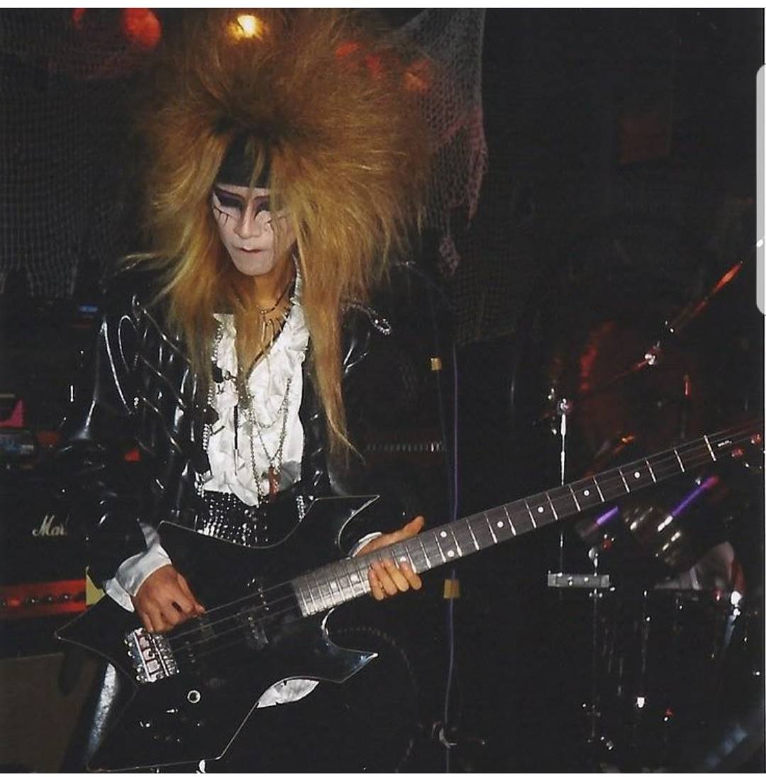 ちょっとベース練習しようっと 何の曲練習しようかな…🤔💭 TAIJIが