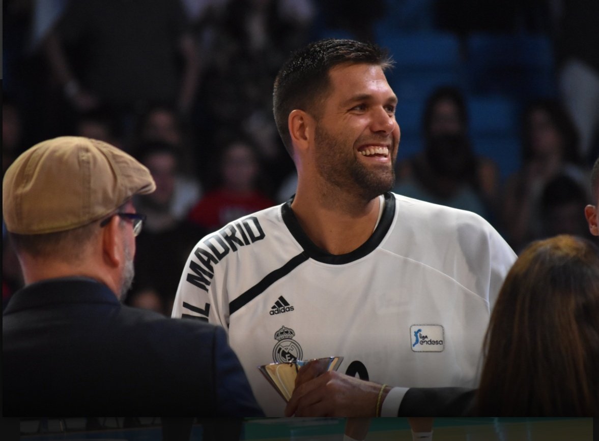 FelipeReyesFans's tweet photo. Buenos días madridistas. Así de contentos nos hemos levantado todos hoy. ¡¡Somos supercampeones!! #SupercopaEndesa #HalaMadrid https://t.co/TyrjZ8AutJ