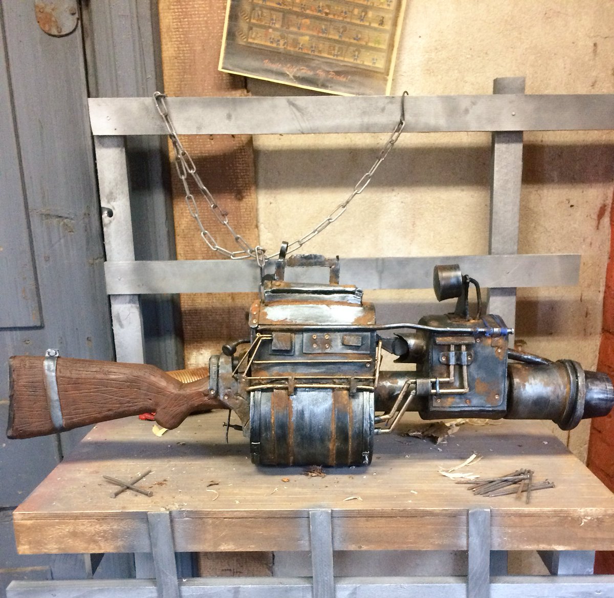 _rsms_'s tweet photo. Ive been working on this railway rifle for a while now and i think its pretty much done now ? @Fallout #fallout4 #falloutprops https://t.co/SfczfyGoY7