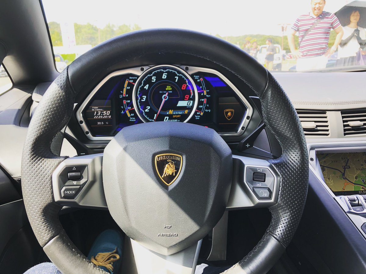 HiyYos's tweet photo. アヴェンタドールとF12の運転席に座らせてもらい、いろんなスーパーカーも見れて満足❗️
#ROCKBODE
#大銀ドーム
#SUPERCAR https://t.co/X8FBPcdzzO