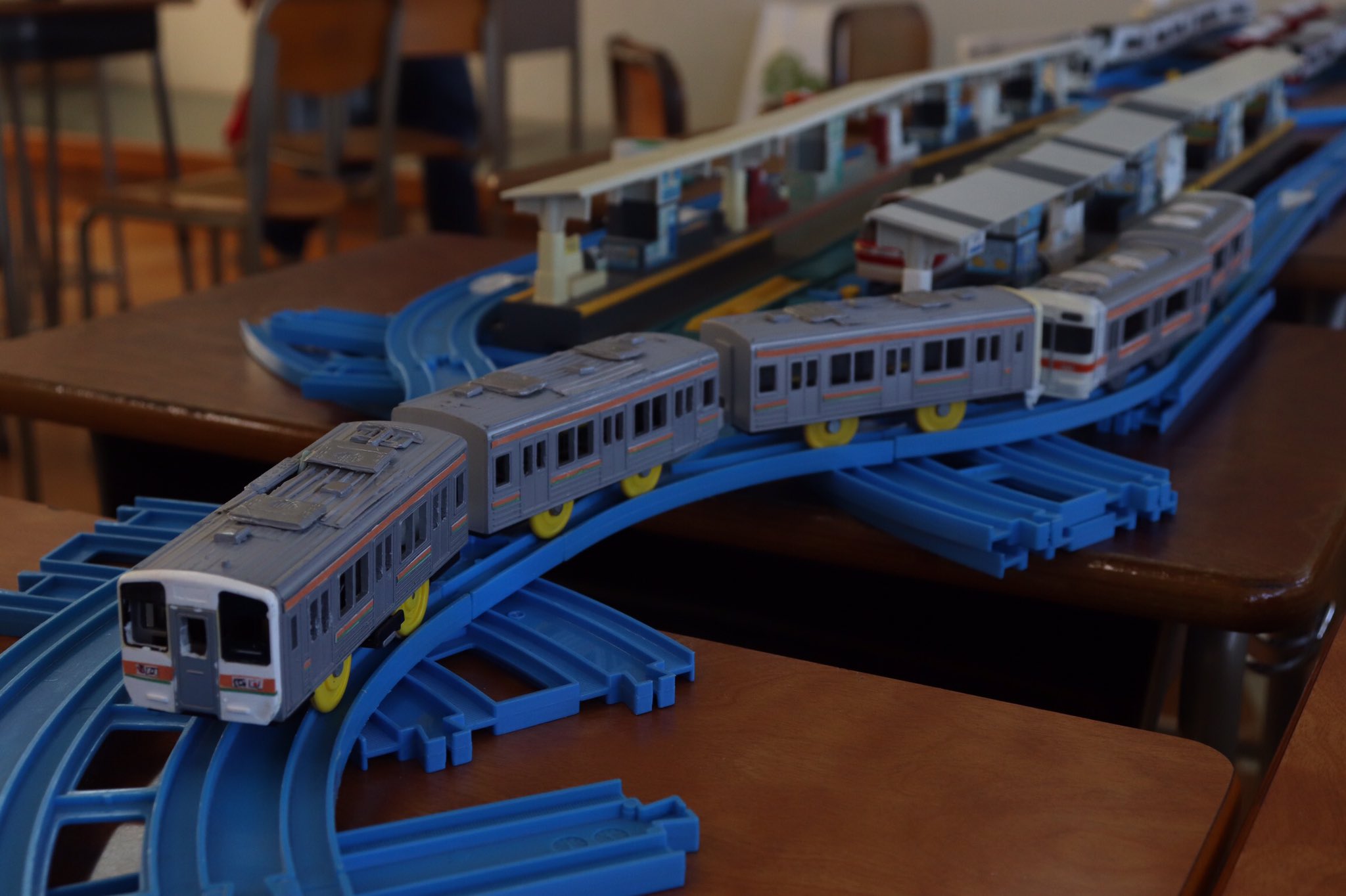 Twitter 上的 丘 秋の改造プラレール新作 暫定 211系5000番台 313系1300番台 211は製品をベースに顔に絞り付け インバータクーラー シングルアームパンタの設置をしています 313は225をベースに抜き窓 ビードの設置やパンタグラフ増設をしています そのうち1500