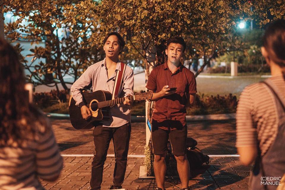 MrMartinRiggs's tweet photo. It even got more serious when I announced the purpose of my tour, my visit. To @AxeeelYap , I dub thee. To push for the culture of busking in Iloilo! Normalize busking! Free in a positive way! Share songs! Listen to people's story! Connect and make someone smile! @UPVRhapsody https://t.co/rb9aqP1yj8