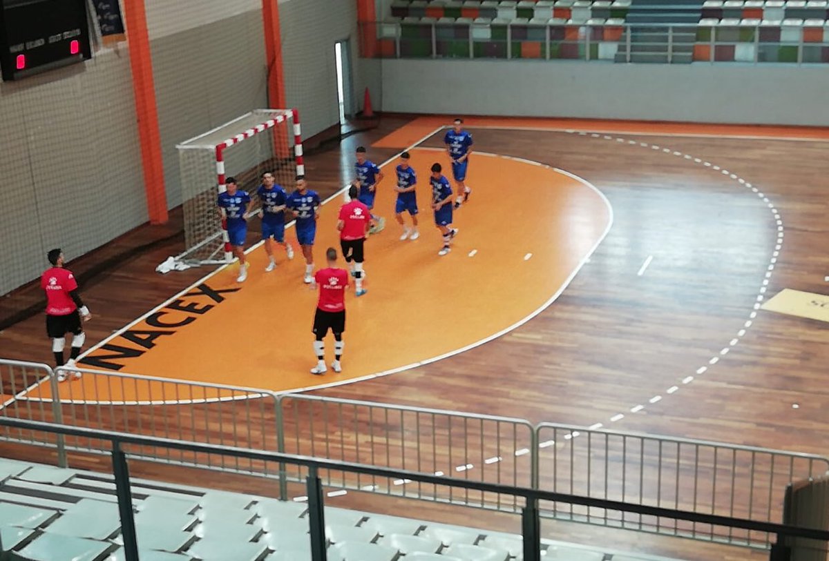 JumillaFS's tweet photo. Ya calienta el equipo sobre la pista toledana! 

Estos serán los guerreros que defiendan nuestro escudo:

13 @lorenmb95 
15 #FranOsorio
16 @ximiko_91 
5 @barkeros3
8 @pizah8
22 @DaNiiiii17 
10 @perezmegias12
17 #VictorBernabeu
3 @Albeerto_10
12 @juancarlosmonde
11 #Periche 

#Go! https://t.co/JfR4622mcv