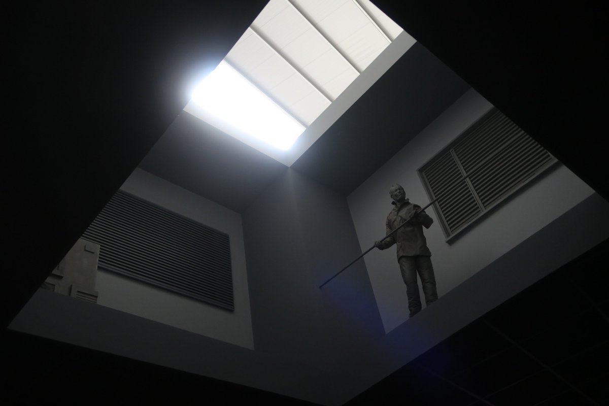 NEUDC_RNE's tweet image. Hablamos con Lucía Muñoz, hija de los escultores #JuanMuñoz y Cristina Iglesias. Ha estado a cargo de la instalación #DoubleBind de #JuanMuñoz que puede verse en #Planta de la @fundacionsorigue.
