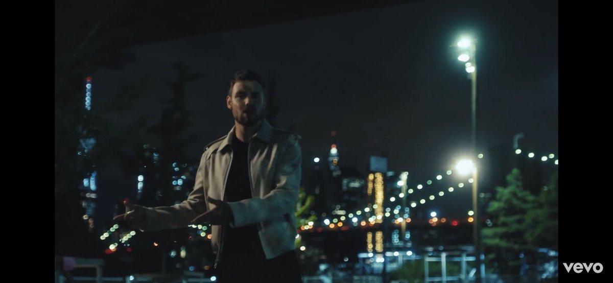Lizadiric's tweet photo. Am I the only one who’s always being like “OMG THERE R SO MANY NEW IDEAS FOR A LAY OUT” while watching a new MV? 😂
#LiamPayne #FirstTimeMusicVideo https://t.co/7rAgRZIC6K