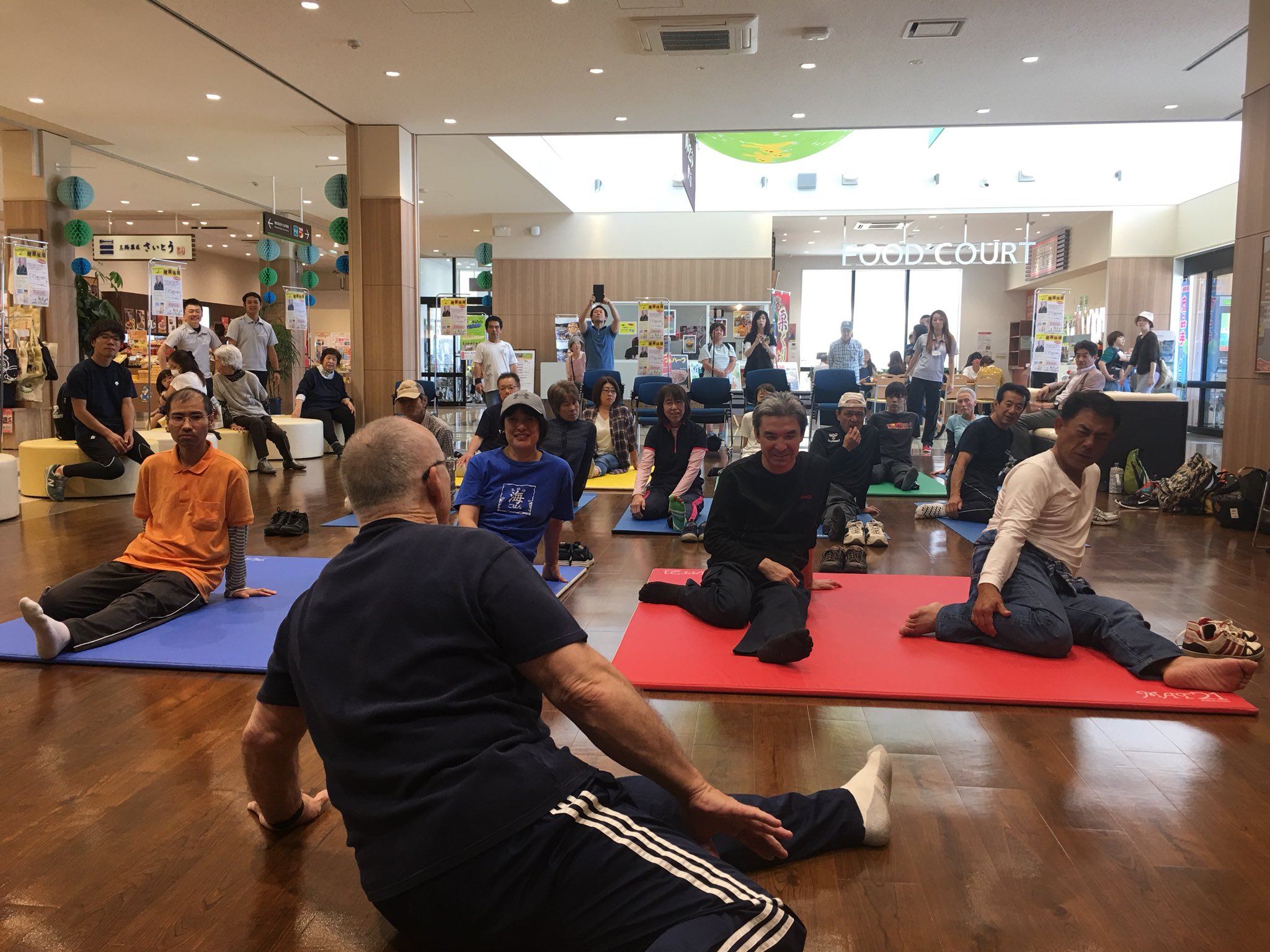 玉乃湯 陸前高田 チャックウィルソンさん ありがとうございます 勉強にもなりましたし 運動楽しかったです 腰痛に悩んでいる人は 横向きに寝るべし うつ伏せ 仰向けは腰痛を悪化させます ほかにもたくさん教わりましたー チャック