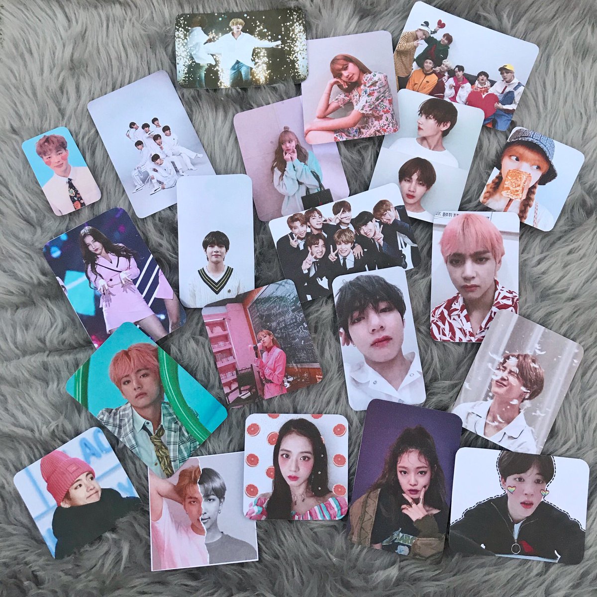 kpopsicleph's tweet photo. Hi guys! Our freebies for Batch 1 is almost done! Mejo madami pa but here’s a sneak peak! Photocards and Stickers. Thank you for trusting Kpopsicle PH. 💕

PS: We always give freebies sa mga buyes 💕 https://t.co/4YfYPUmH10