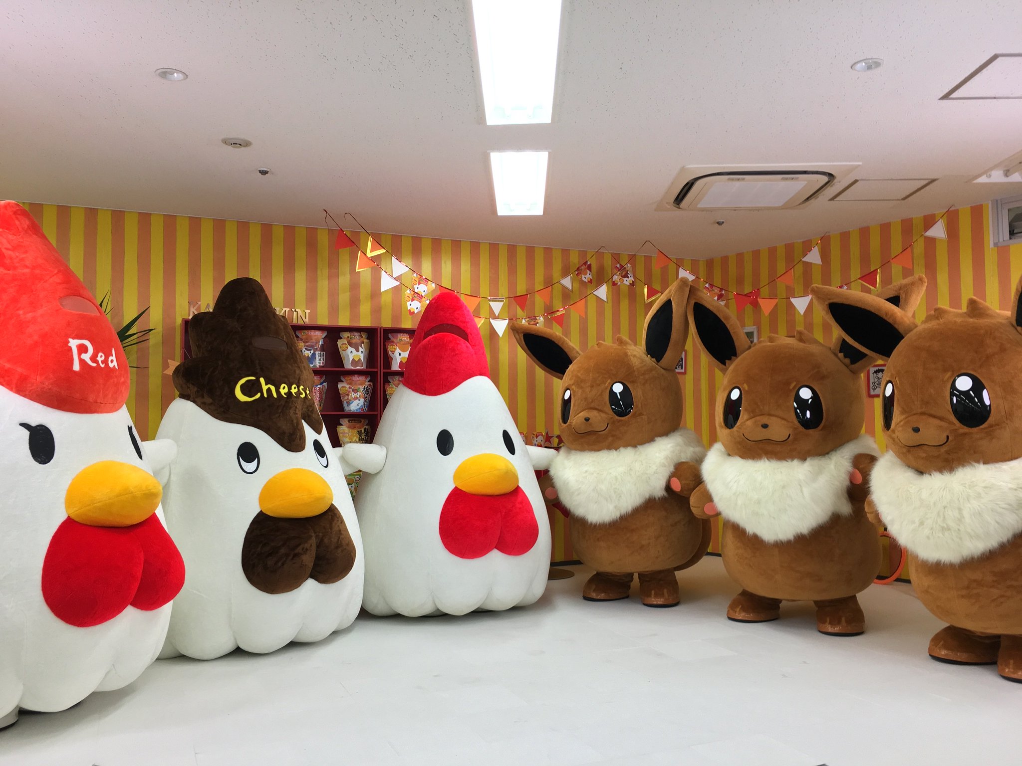 公式 プロジェクトイーブイ 続 Twitterren からあげクンファミリー Vs イーブイ 歩数計フリフリ 旗あげ あっちむいてホイの三番勝負 果たして勝負の行方は 前編 T Co T9vba04cp1 後編 T Co V9dgoemf8u T Co 9zhr84brhc