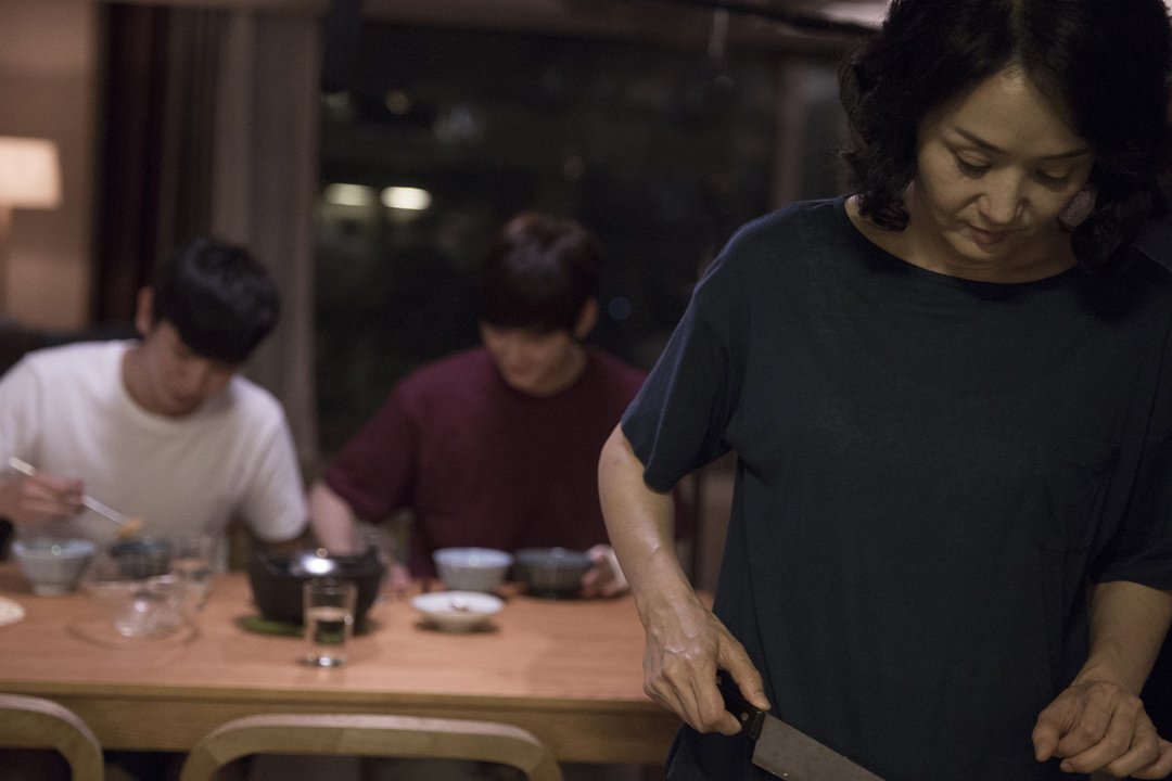 มูมู - on Twitter: "In between seasons(환절기) เป็นหนังเกี่ยวกับแม่ที่คิดว่ารู้จักลูกชายตัวเองดีแล้ว แต่พอวันนึงที่ลูกชายโคม่า กลับได้รู้ความลับเกี่ยวกับลูกและเพื่อนสนิทที่ทำให้เกิดเรื่องราวหลายๆอย่างขึ้น มีทั้งประเด็นครอบครัวและความรักที่หน่วงมากๆ ...