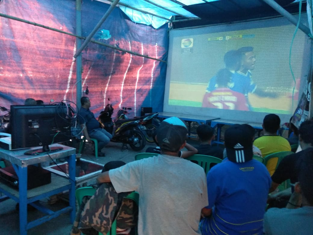 Kel_Sukabungah's tweet photo. Minggu 23.09.18 giat Bp lurah nontong bareng Persib vs Persija bersama warga Rw06
#NOBARPERSIB
#rw06
#kelurahansukabungah
#kecamatansukajadi
#PersibDay
#persibjuara
#BANDUNGMAKINJUARA
@ridwankamil @OdedMD @AntonSugiana @pembdg @Kec_Sukajadi @bkppkotabandung @HumasBdg https://t.co/fe60AZLUGv