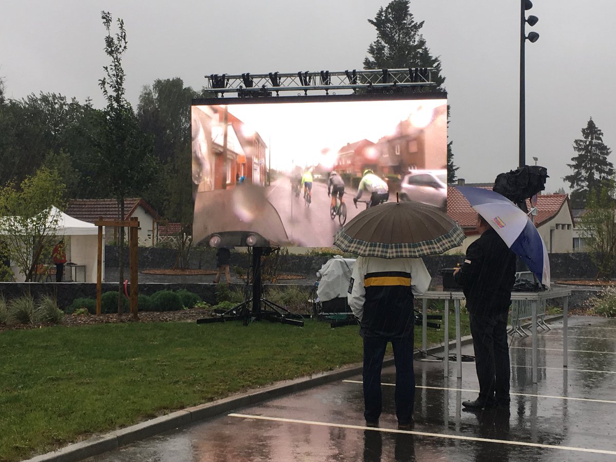 tsaintmax's tweet photo. En raison des conditions météo très difficiles, les organisateurs du #GPIsbergues viennent d’annoncer que la course serait raccourcie de 25 km @echodelalys https://t.co/p5zqqcQ0h8