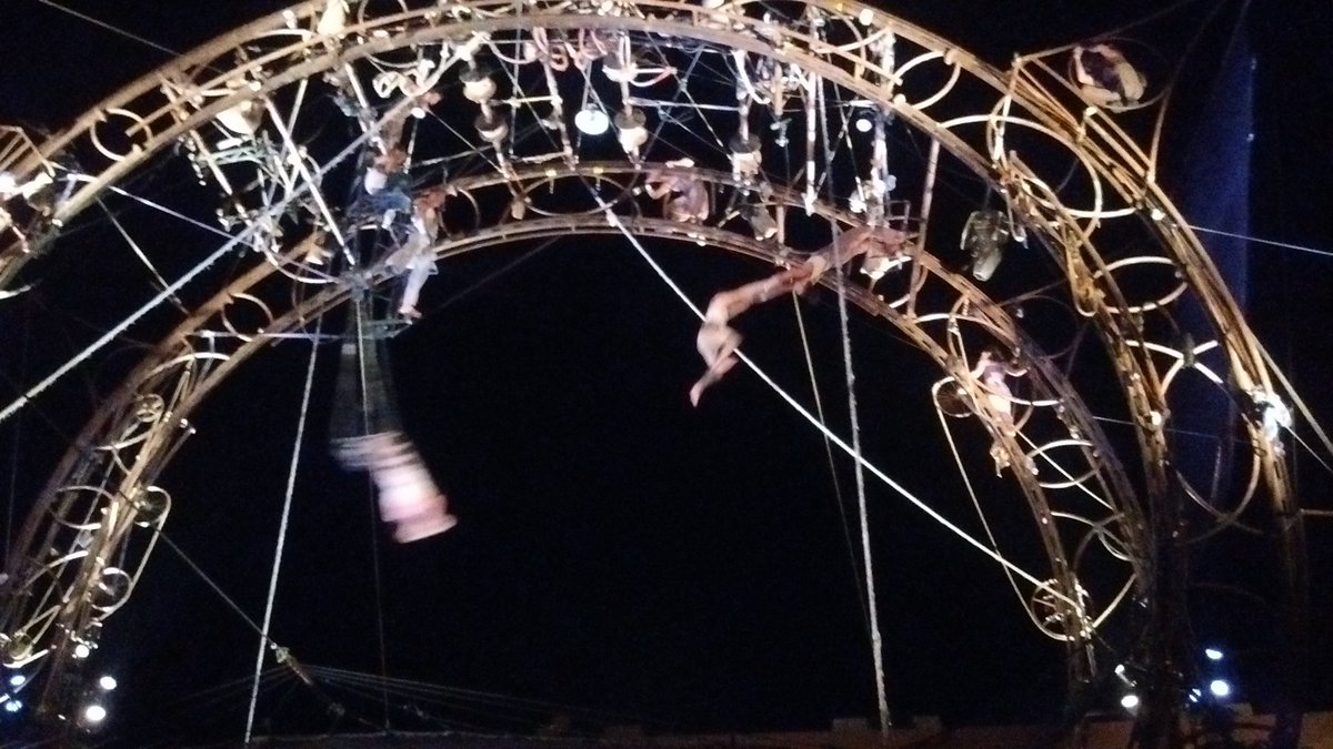 GianpaoloRosell's tweet photo. Epicycle è uno spettacolo di una visionaria e fantastica bellezza. Tra scenografie steampunk, musica industrial, acrobazie impressionanti e scene di teatrale ironia è un viaggio catartico e incantato. 
#epicycle #casteldeimondi #puglia #steampunk https://t.co/d0t70hKgBw