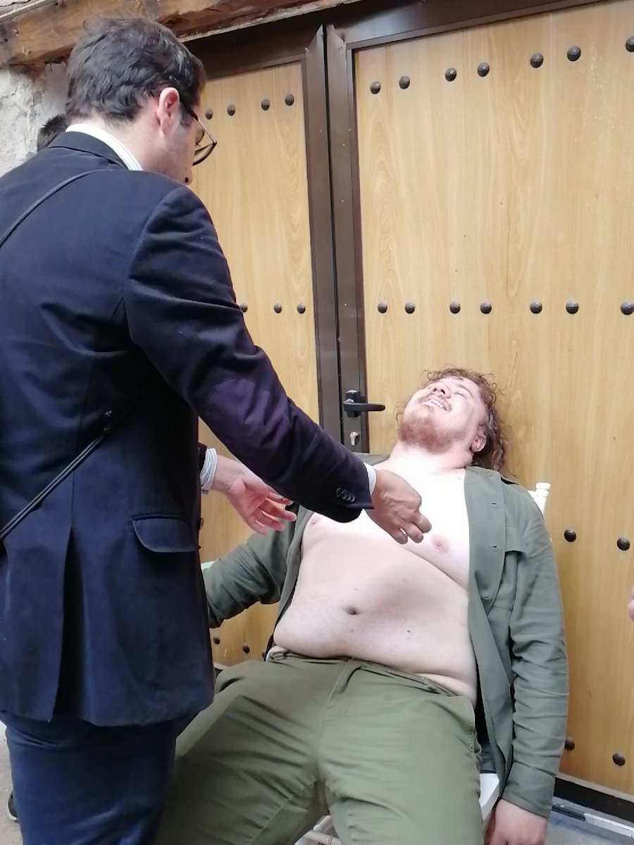 Alexander Graham atendiendo a Mullanotti. Nuestros políticos son los mejores 💜 #exodorev #exodo #rumorex