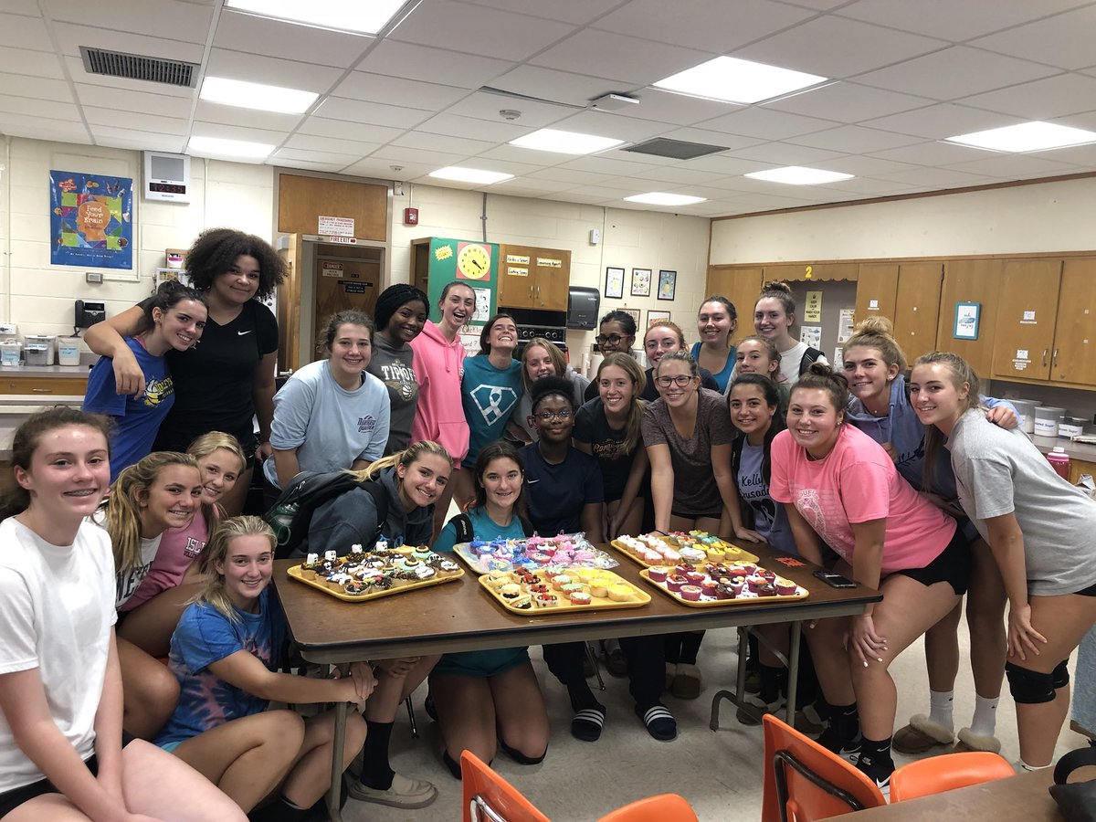 IslipVolleyball's tweet photo. 5th annual Islip Volleyball Cupcake Wars! #IVBFAM #teambonding https://t.co/8y4G67ZsBq
