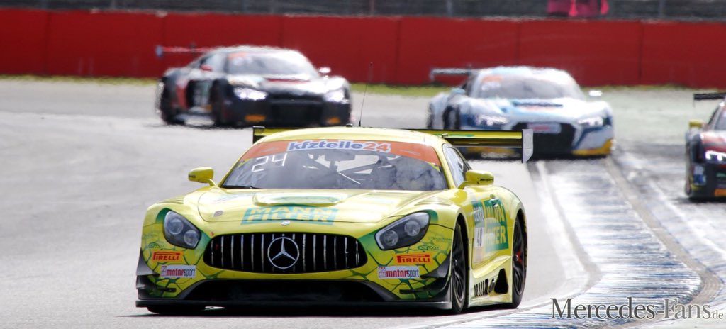 MercedesFansDe's tweet photo. Eilmeldung: Audi-Pilot Dries Vanthoor schießt Mamba-Pilot Max Götz in der ersten Kurve ab. Der unter Vorbehalt startende Belgier zerstört alle Titelhoffnungen des Mercedes-Piloten. #meninbenz #mannfiltermamba https://t.co/6SdnqQEEmY