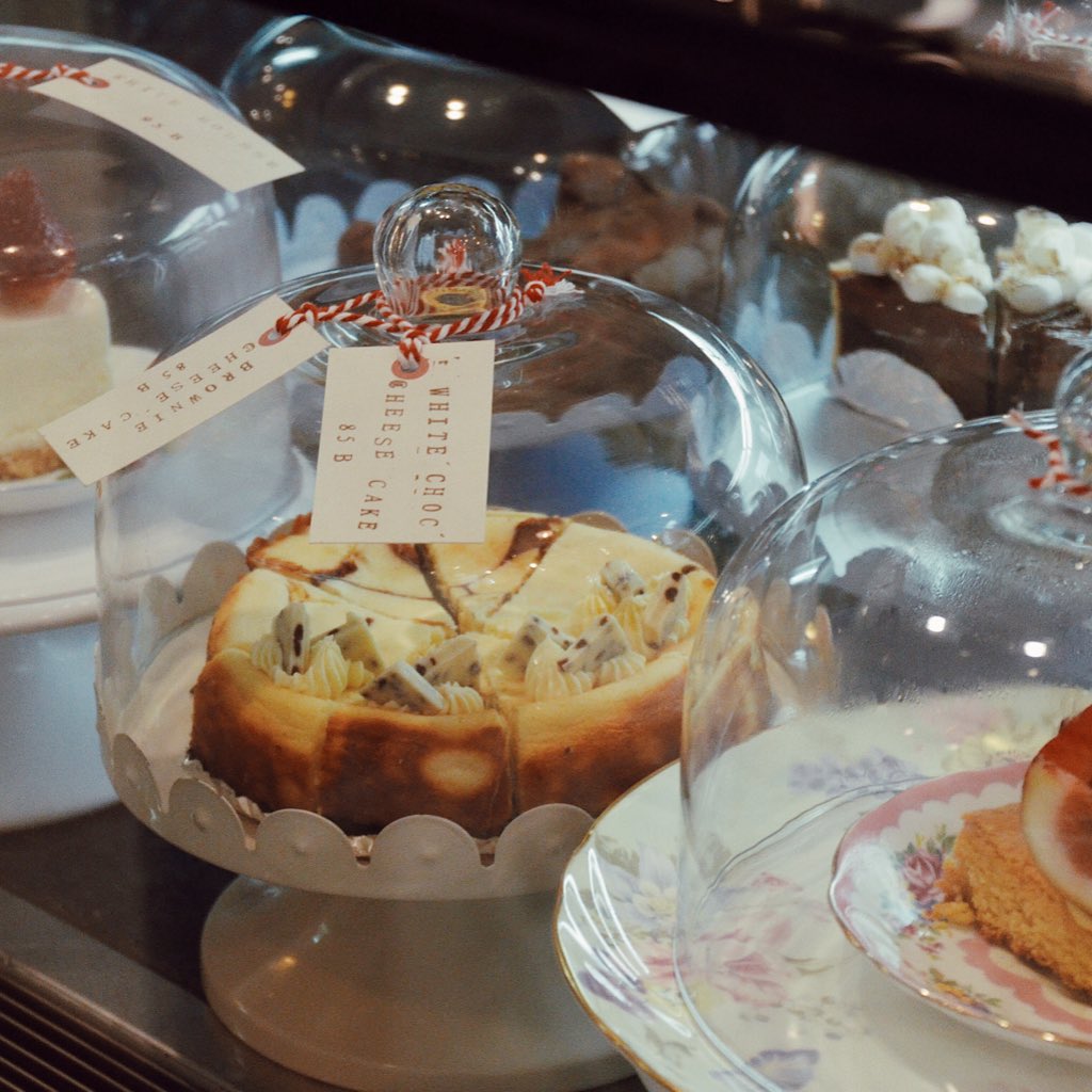 peemoniwa's tweet photo. อะเค้ก • Siam Square
ร้านเค้กเล็กๆบนชั้น2ใกล้ๆกับศูนย์หนังสือฬ วันที่ไปมีเค้กให้เลือกพอประมาณ รสชาติถือว่าผ่าน ไม่เลี่ยนไป (จำเมนูไม่ได้แล้ว555) บรรยากาศร้านดี นั่งเล่นนั่งชิวได้ เครื่องดื่มก็มีนะ แต่รอบนี้ยังไม่ได้ลอง 🥨
#peemoniwareview #อร่อยไปแดก #รีวิวคาเฟ่ @aroii https://t.co/5yr17wu8J5