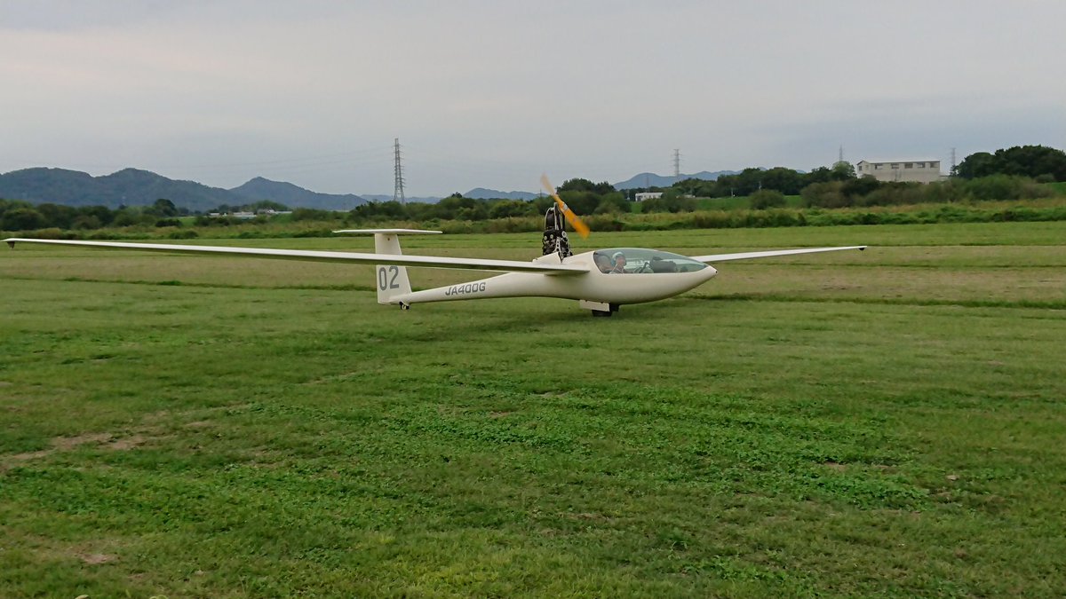 Kenshi ami 骨折から5ヶ月 曳航機 バイクに続いてやっとグライダーも復帰 まだ 痛み残るけど トレーラーの開閉 組み立て等 何とか一人で出来た 写真は新メンバのk田さんのタクシー練習の 今日はさらに おおよそ2年ぶり に復活したディモナ Kenshi ami 骨折から5ヶ月 曳航機 バイクに続いてやっとグライダーも復帰 まだ 痛み残るけど トレーラーの開閉 組み立て等 何とか一人で出来た 写真は新メンバのk田さんのタクシー練習の 今日はさらに おおよそ2年ぶり に復活したディモナ