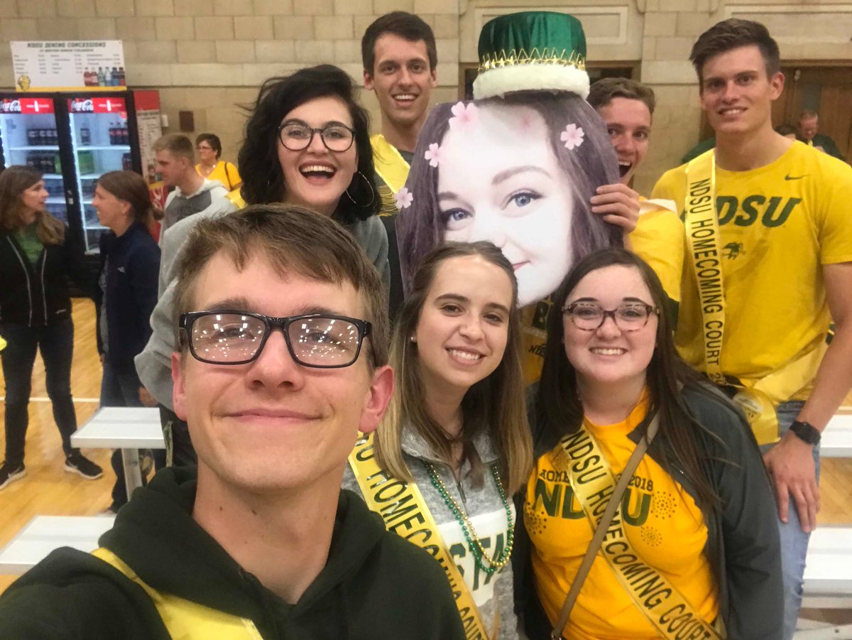 emmastraaw's tweet photo. Il m’est arrivé un PUTAIN de truc. Je suis arrivée par hasard dans une conversation d’étudiants américains sur snap et voilà que deux semaines plus tard, je me trouve mascotte de leur événement universitaire. Résultat, ils se baladent partout avec une pancarte à mon effigie 😭 https://t.co/OBKI9KKRYw