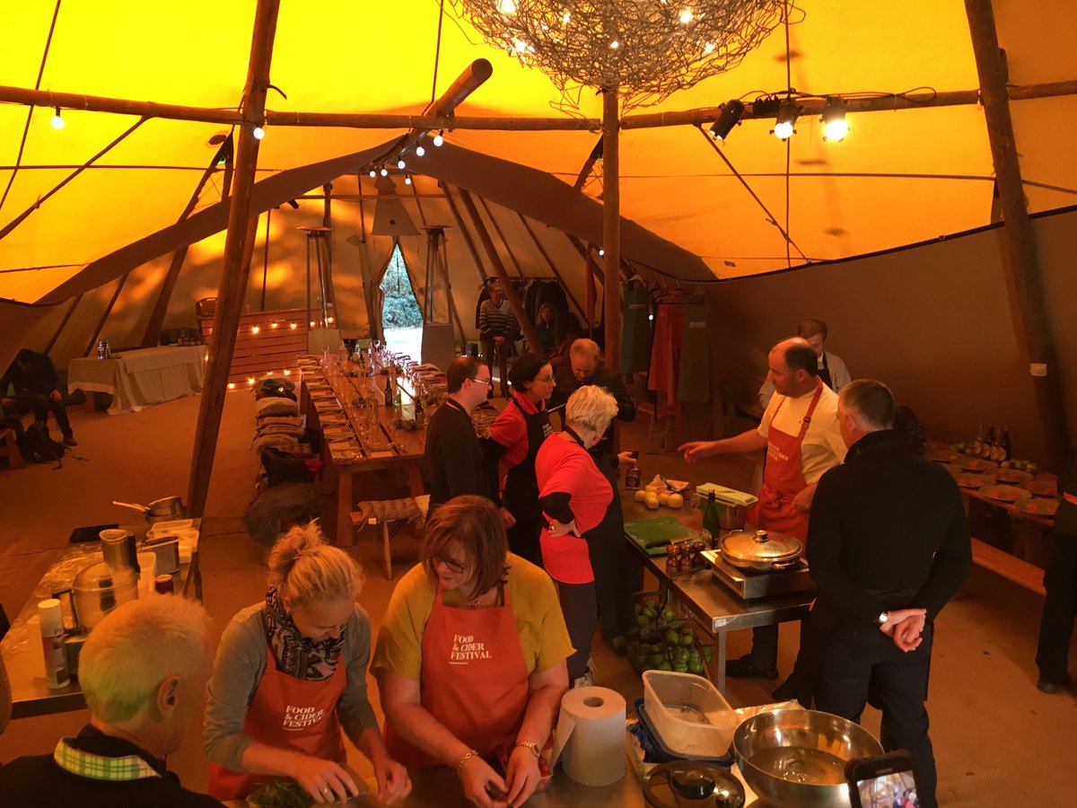 oliverjquinn's tweet photo. The table is set for a hard earned #ForagedWildFoodLunch @Crannagael for #ArmaghFoodAndCiderFest @visit_armagh @abcb_council @NITouristBoard @daera_ni @4Vicars https://t.co/BnfA4cSasi