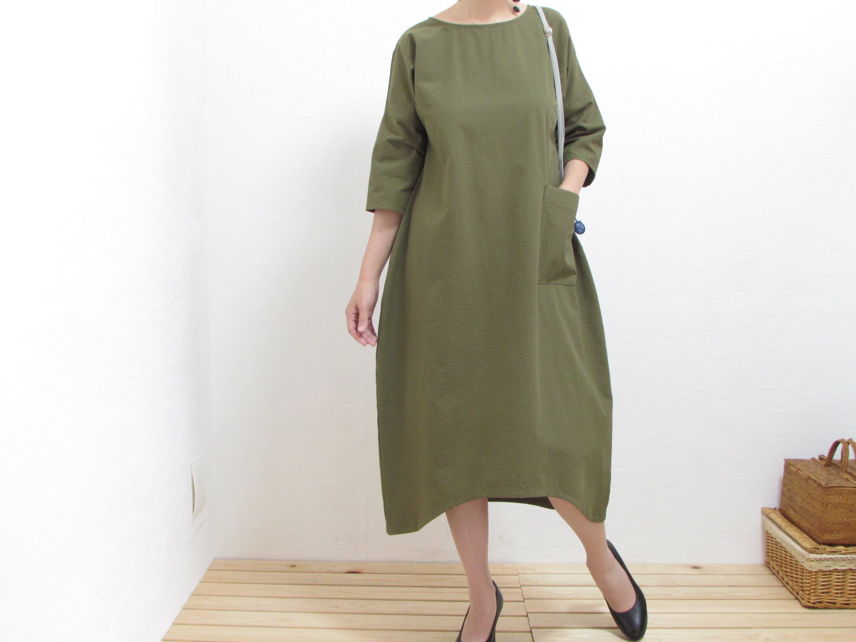 Momochan 心地よいお洋服大好き 秋色コットンサッカー生地でワンピースを作りました 前が短く 後ろは長く ヘムラインですらっと足長に見える シンプルでシックな秋のスタイル 小物で色遊びも楽しめます T Co Icsysily2g ハンドメイド服