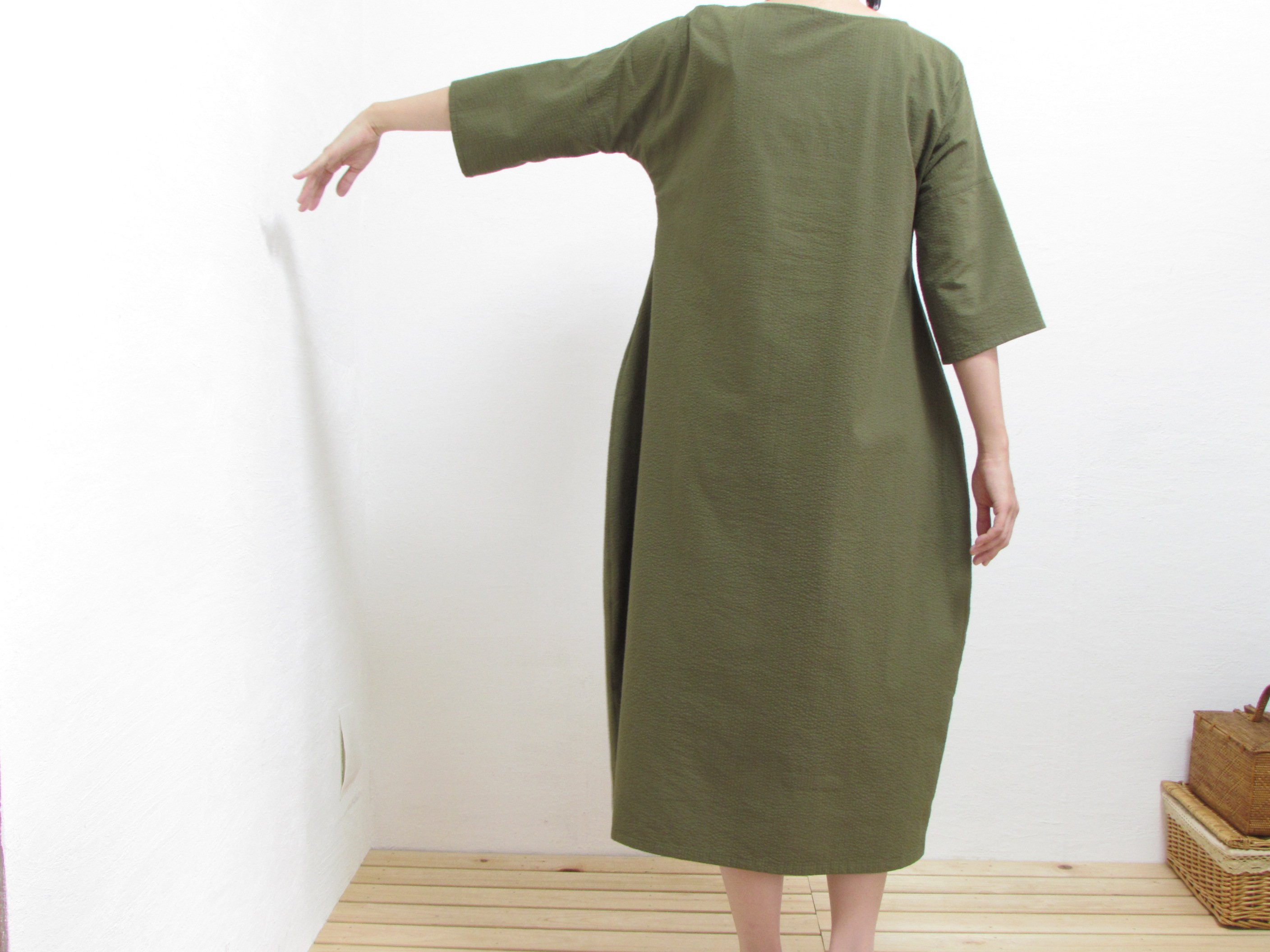 Momochan 心地よいお洋服大好き 秋色コットンサッカー生地でワンピースを作りました 前が短く 後ろは長く ヘムラインですらっと足長に見える シンプルでシックな秋のスタイル 小物で色遊びも楽しめます T Co Icsysily2g ハンドメイド服