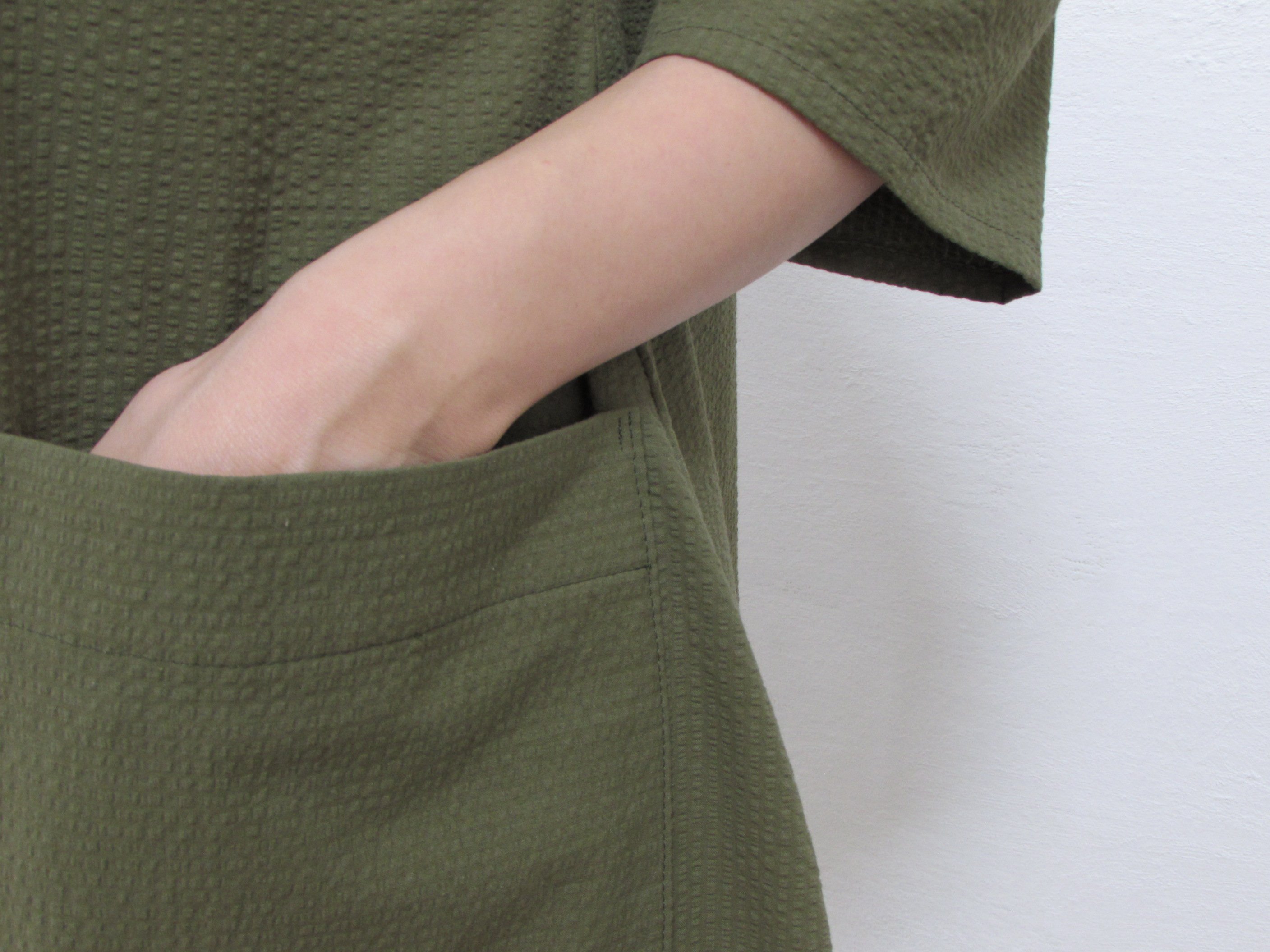 Momochan 心地よいお洋服大好き 秋色コットンサッカー生地でワンピースを作りました 前が短く 後ろは長く ヘムラインですらっと足長に見える シンプルでシックな秋のスタイル 小物で色遊びも楽しめます T Co Icsysily2g ハンドメイド服