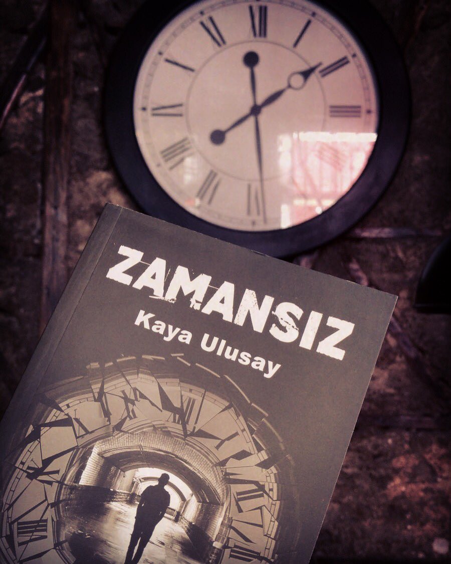 Kaya Ulusay, Zamansız’da tariflediğimiz karmaşanın içinde kı­sılıp kalmış bir insanı anlatıyor.

#zamansız #kayaulusay #kitapkurdu #kitapyurdu #kitaptavsiyesi #yenikitap #kitap #edebiyat #kitapsever #kitapkokusu #roman #yazar