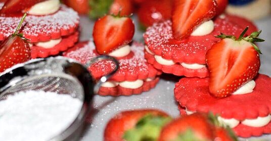 AAmourdoux's tweet image. A quick sugar craving - A strawberry shortbread filled with vanilla and basil Chantilly cream.
#gbbo #gbbo2018 #quickbakes #sweettooth #homebaker #homebakersofinstagram #bollywoodbaker #meltinthemouth #strawberryshortbread #vanillaandbasil #chantillycream 
P.C : @mrwhitebestshot