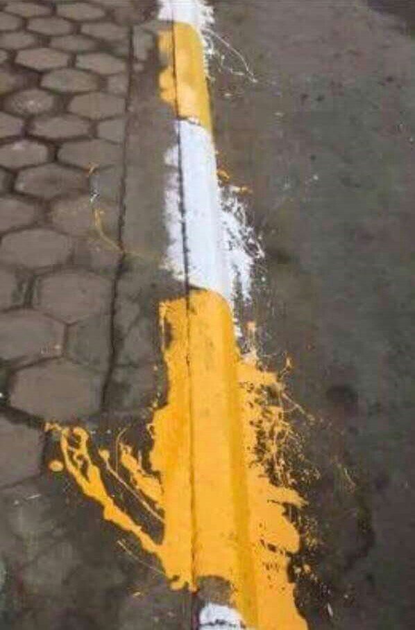 Kaldırımları boyamışlar..Adeta sanat eseri...Bir insan bu kadar mı işini severek yapar...