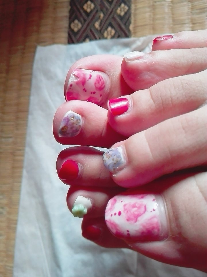 あーたそ ネイル垢 セリアのジェルネイルでペディキュアして3週間後の様子 リフトはしてないけど エッジの部分からかなり欠けてます 過去pic セルフネイル ジェルネイル T Co Cwfi8huv4x Twitter