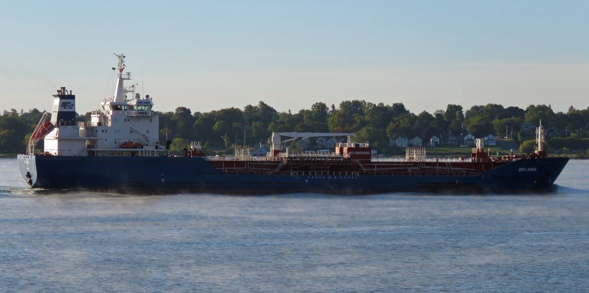 PrescottAnchor's tweet photo. 23 Sept 2018 up #StLawrenceSeaway at Prescott ON. 07h48 Bro Anna oil/chemical tanker flagged Singapore for Sarnia ON #BroAnna https://t.co/eSBSBPvPHW