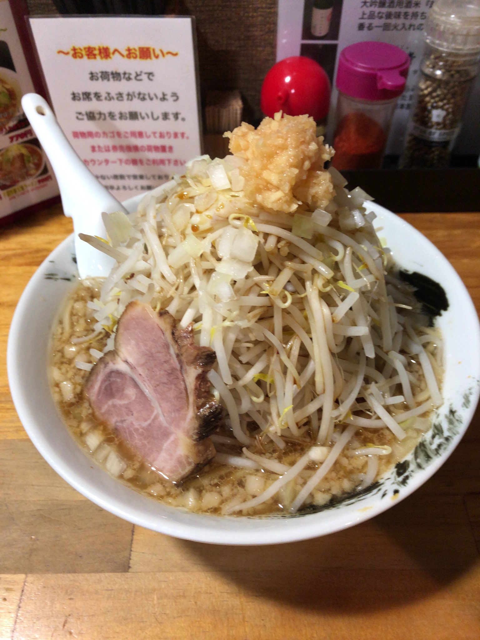 とも二郎 船橋に用があったが 二郎まで辿り着けず 市川 二郎系で検索して 本八幡の新天地さんに来ました 新天地ラーメン770円と 野菜増し50円をチョイス 麺は太麺細麺と150g0g300gが選べます 薄い豚さんが1枚 増せば良かった 新天地 二郎
