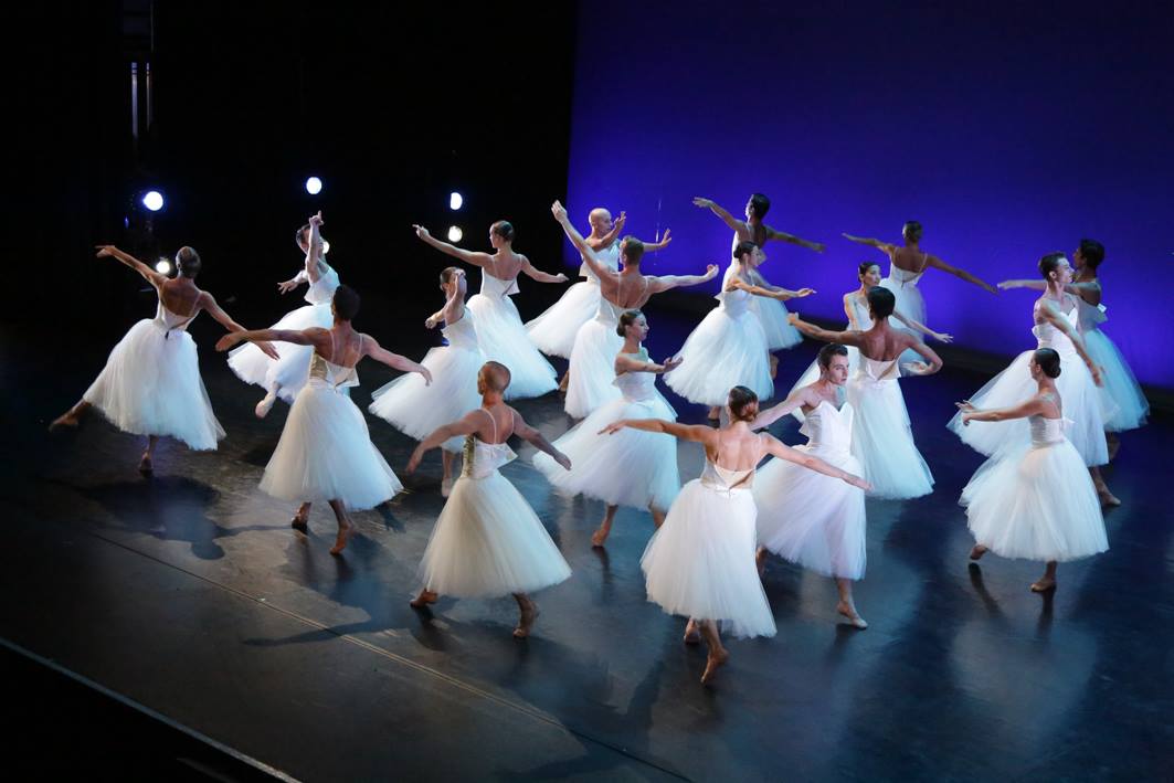 Le Festival Cadences d'Arcachon bat son plein. Soleil et ciel bleu, du monde, des spectacles pour tous les publics, la  danse dans tous ses états, et une belle ambiance au Théâtre de la Mer,  sur le sable, avec pour toile de fond le Bassin !
#cadences #cadences2018 #arcachon