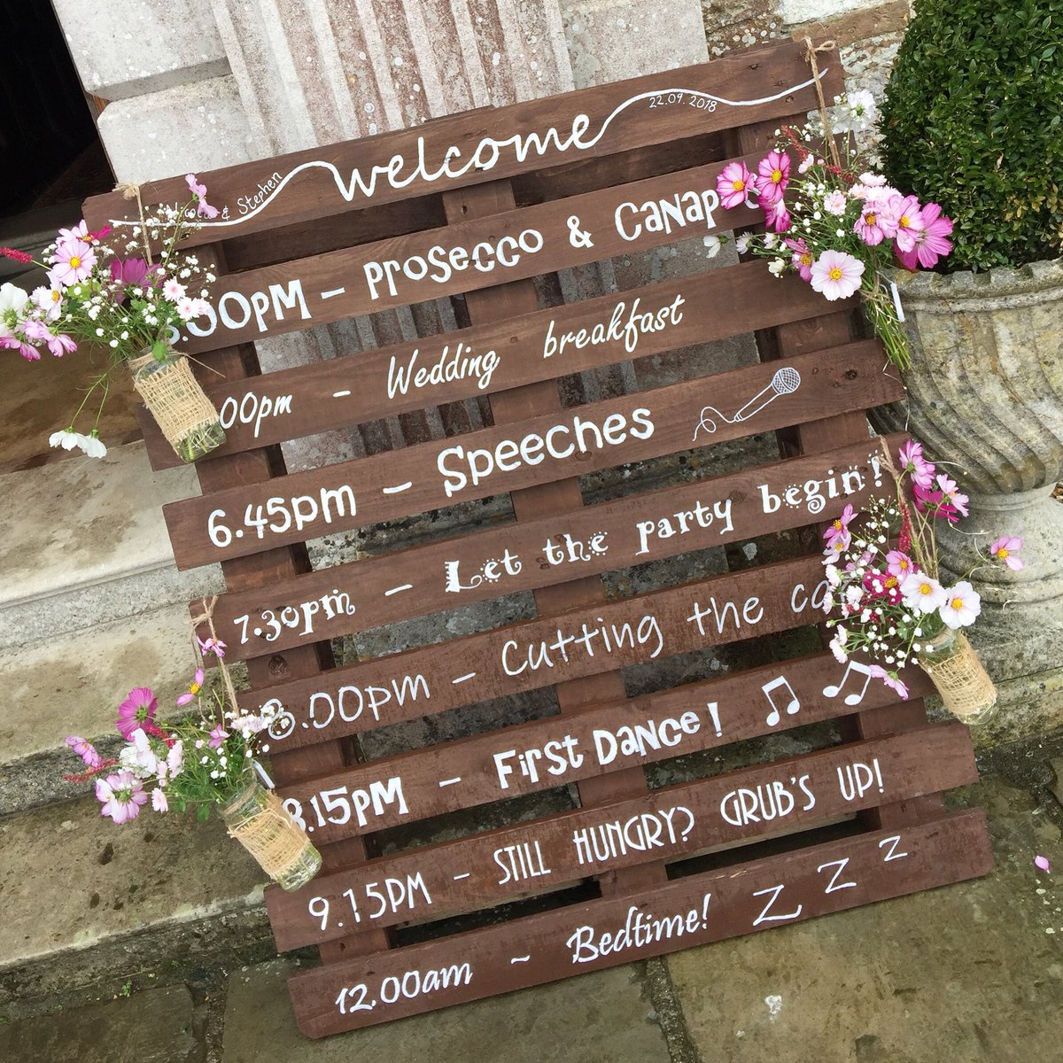 LoseleyPark's tweet photo. What’s on! A great way to let your guests know the order of the day @Loseleyevents #weddings #weddingideas #weddinginspiration #gettingmarried #weddingday #surreywedding https://t.co/ebCdAfzGdE