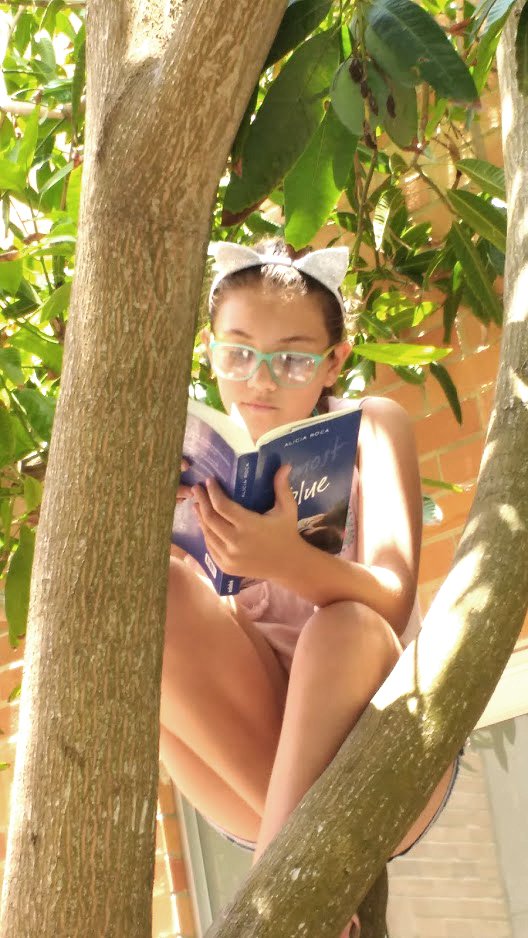 gaestudio's tweet photo. A propósito de #LIBRAQ me emociona esta foto que muestra dos actividades que para los mas chicos están en #enviadeextincion: Subirse a los árboles y #leerunlibro https://t.co/9T6D1bW6t7