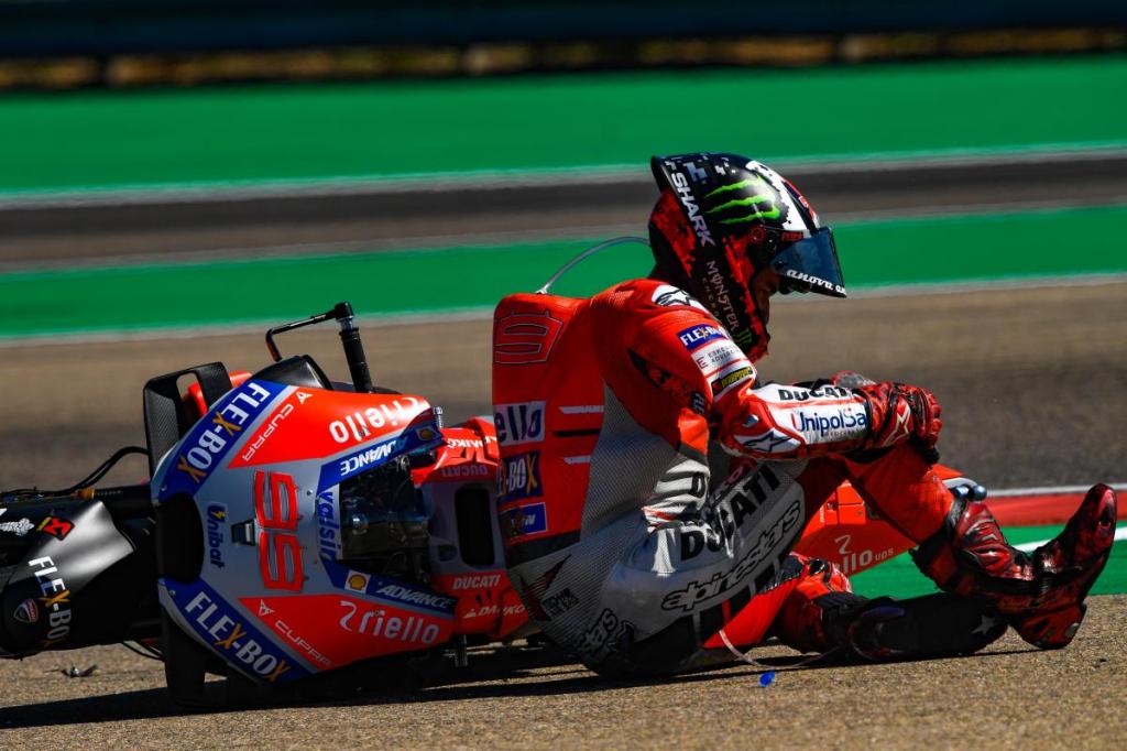 Paddock_GP's tweet photo. Grand Prix d’Aragon, MotoGP J.3 : Lorenzo réclame des excuses à Marquez sinon il se vengera… https://t.co/2oWFh6ki2Y https://t.co/Ch89vfs5Nl