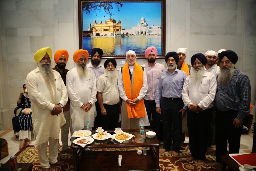 afghansikh's tweet photo. Former President Hamid Karzai visited and paid obeisance at Sri Harmandir Sahib, he former President said, “Our Sikhs and Hindus are, like the rest of the Afghan people, sons of the soil who have also suffered the ravages of conflict.Let us hope that God will bring us peace soon” https://t.co/gE5GNEymRY