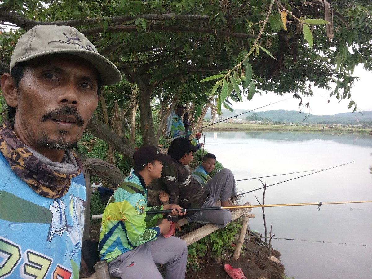 Sensasi wisata berburu baramundi di kali roban batang