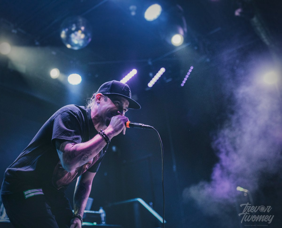 quniquemusic's tweet image. Having a moment. I love what I do, no matter what genre of music it is, I just love people listening to music and having a great time. 📸 @trevortwomey #qunique #jedimindtricks #vinniepaz #mcesoteric #djdrastic 
#thebridgeandtheabysstour #hiphop #rock #kingsbountyband