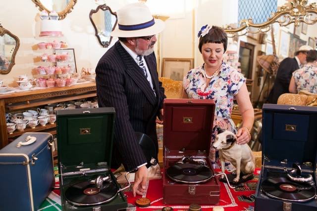 THE REFUGE IS TWO: Sunday 30th September

RESTAURANT
Sunday Roast served from 12pm to a soundtrack by <a href="/zoekyoti/">Zoe Kyoti</a> live

PUBLIC BAR
4pm - 8pm: <a href="/Vintage78DJ/">It's a Wind Up!</a>