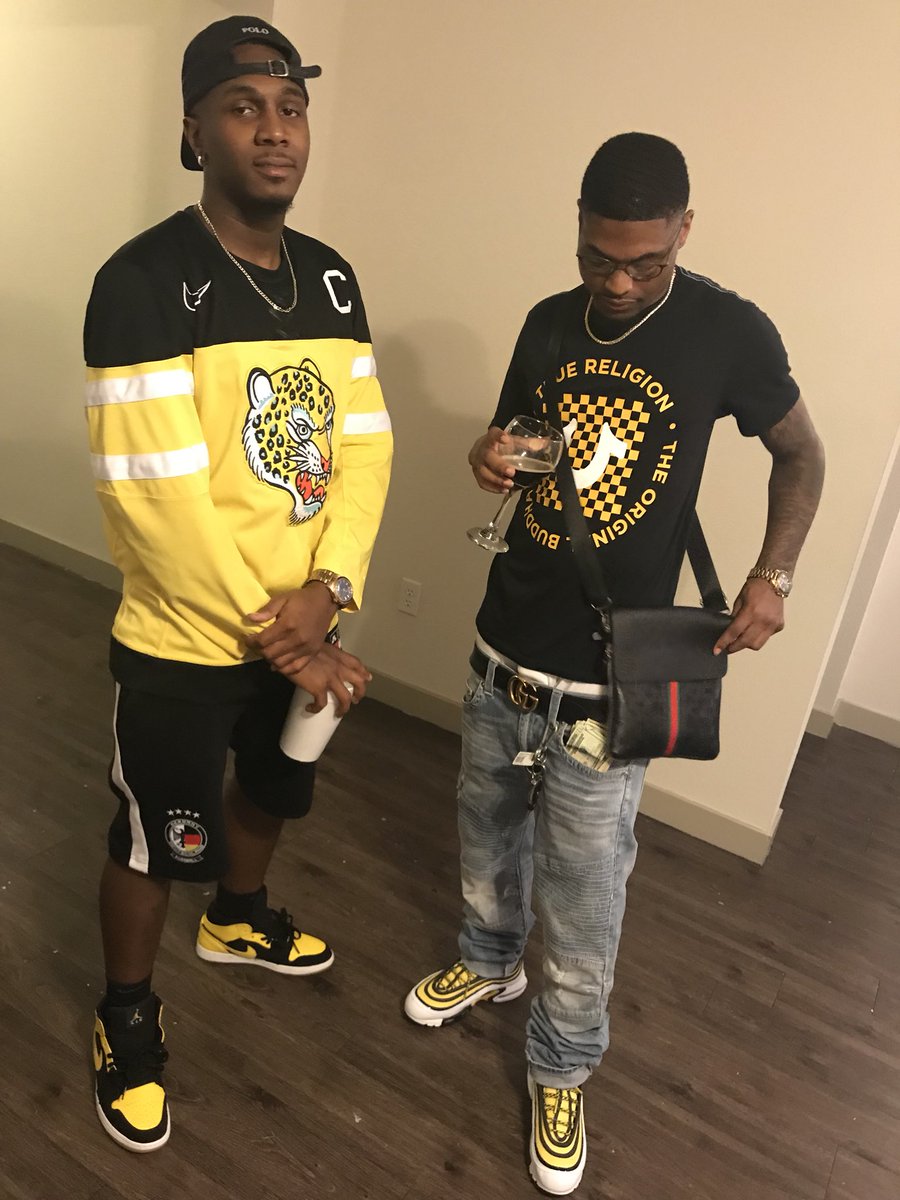 josht___'s tweet photo. Dripping So Much Flavor Got Her Thinking Iโm From Houston #TTGshit @Neeev94 https://t.co/tasY3WKNQb