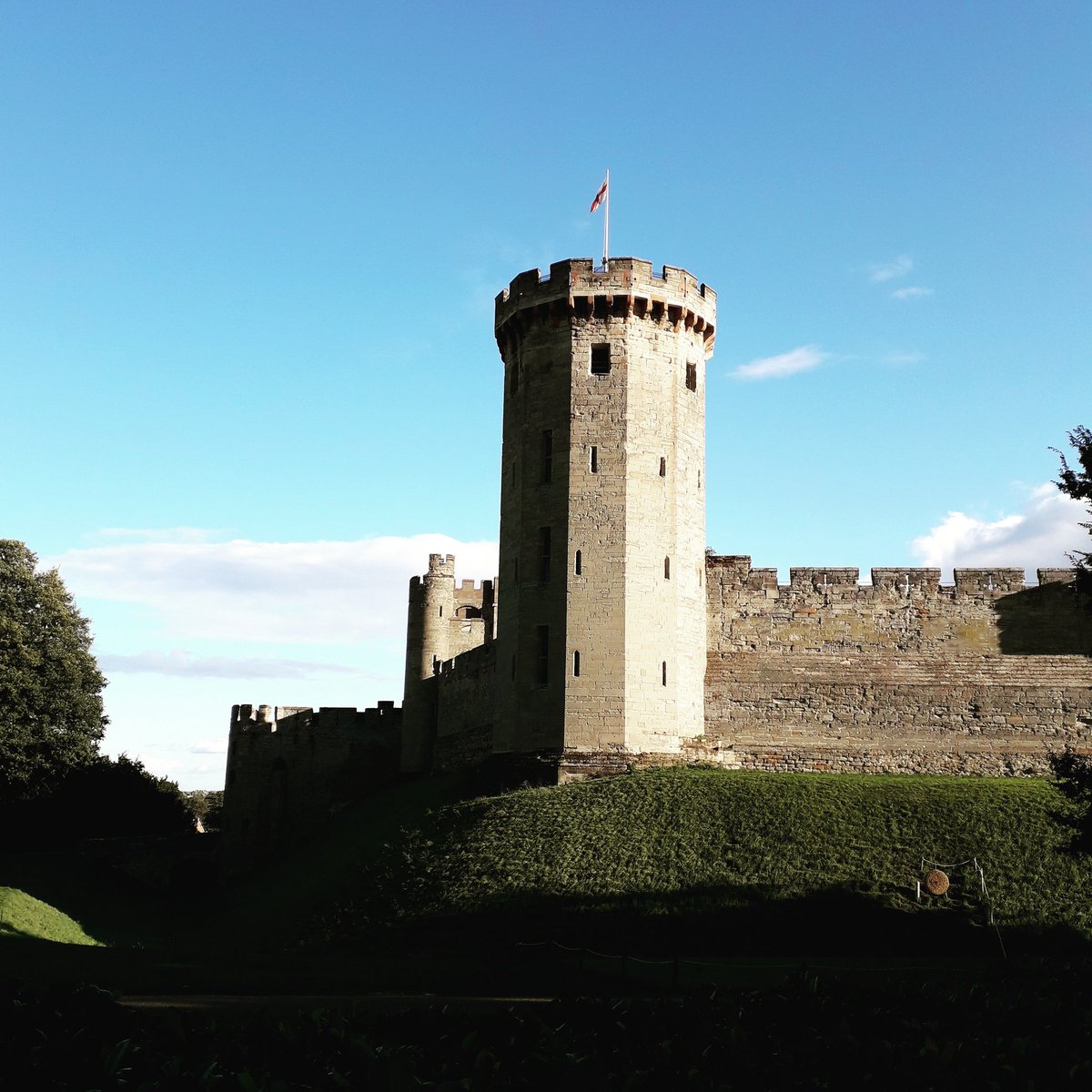 wcastle_events's tweet photo. Warwick Castle looking beautiful this evening @WarwickCastle #eventprofs #autumnequinox #medieval #guystower #stgeorge https://t.co/IEzKXlIMFX